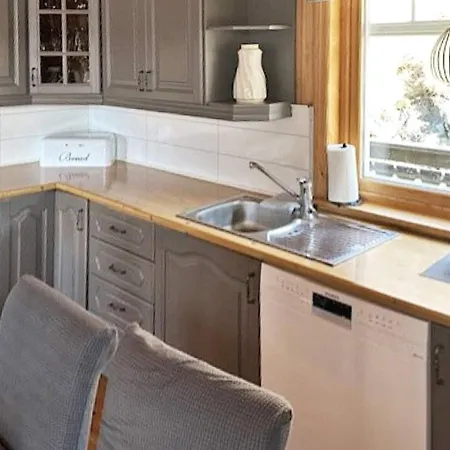 Three-bedroom In 1 Selje