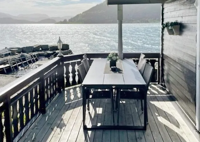 7 Person In Selje-by Traum